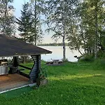 Glamping-teltta Reisjaerven Rannalla *