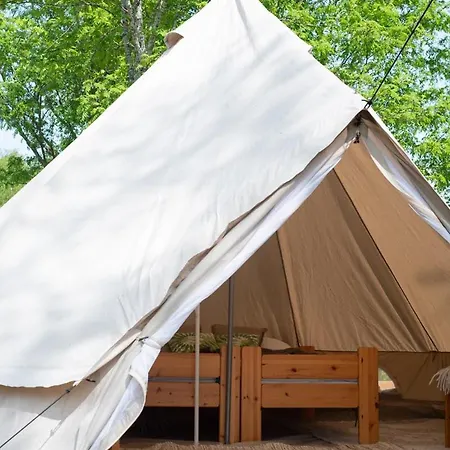 Campo de lujo Glamping-teltta Reisjaerven Rannalla *